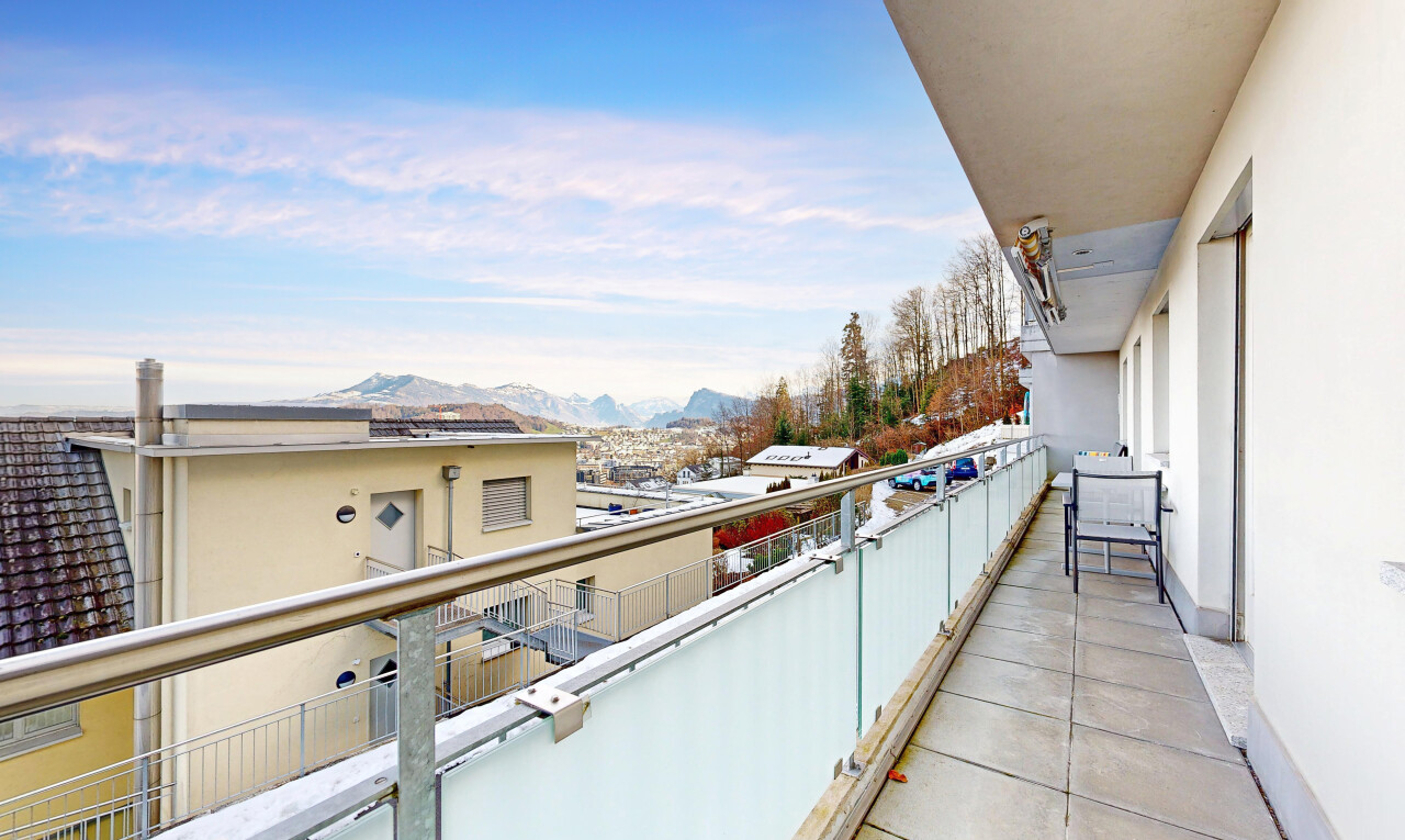 balcon avec vue sur la montagne, mountain view, balcon, from property, et day time