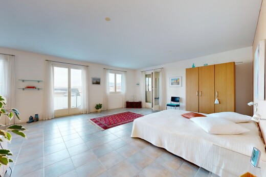 chambre avec inside property, cloison sèche, drywall, lumière naturelle, et natural light