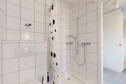 bad mit komplettes badezimmer, dusche, inside property, fliesenboden, und tile floor