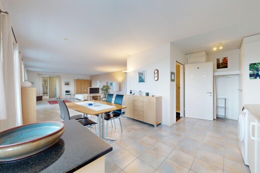 wohn- / esszimmer mit inside property, gipskartonwand, drywall, fernseher, und fliesenboden