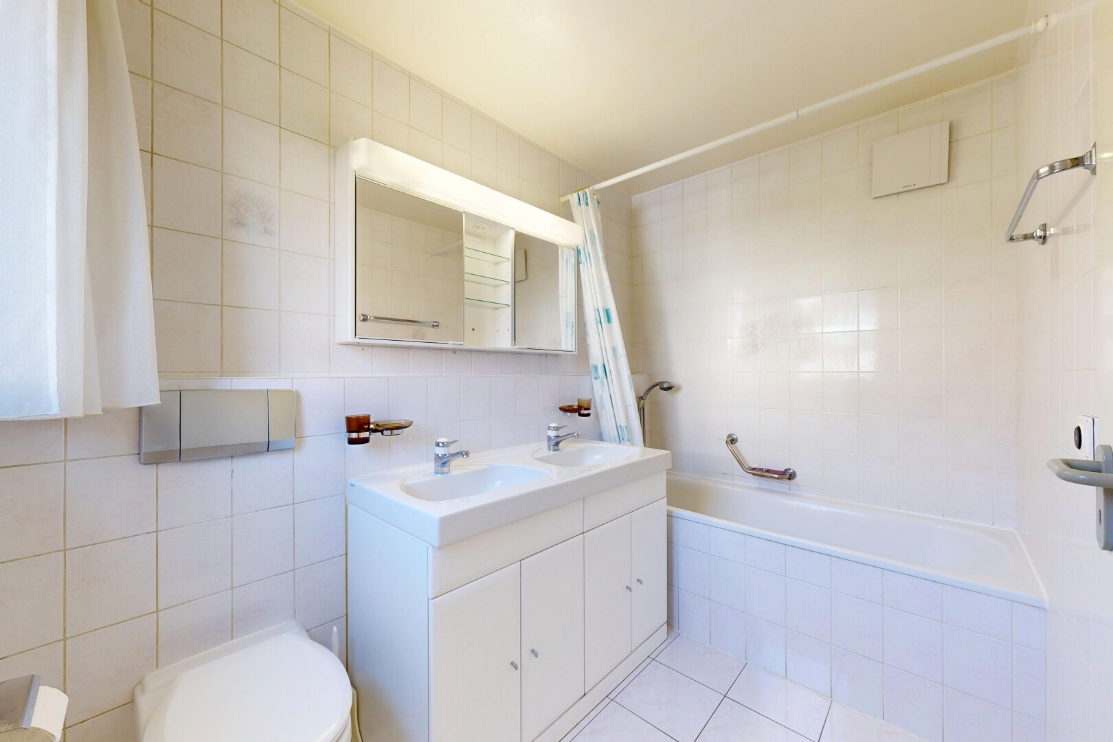 salle de bains avec salle de bain complète, double vasque, tile wall, mur en carrelage, et light floor