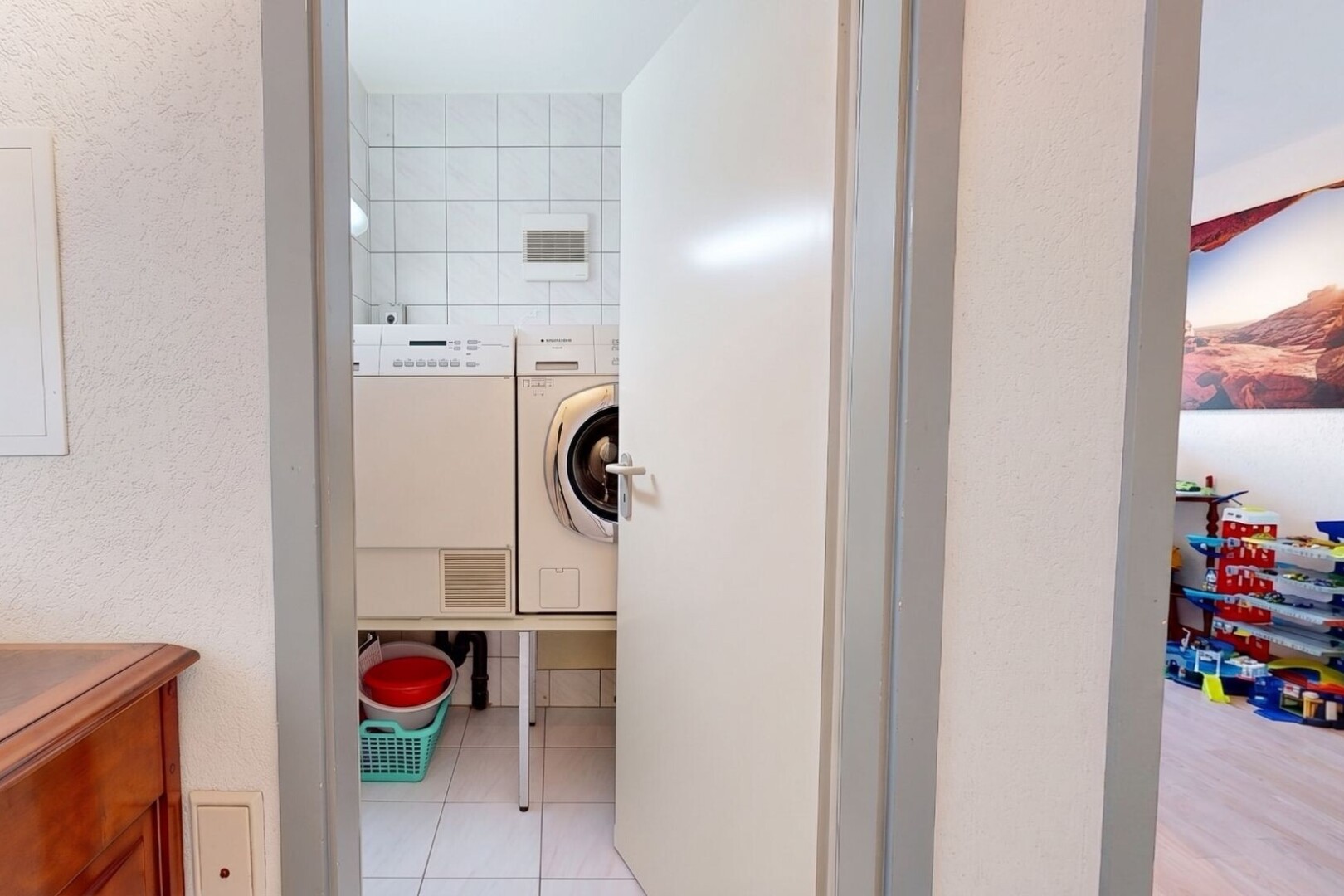buanderie avec lave-linge et sèche-linge, buanderie, light floor, tile floor, et sol en carrelage