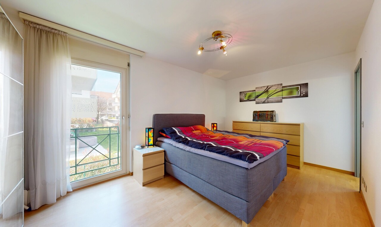 chambre avec accès à l'extérieur, wood finish floor, sol en finition bois, drywall, et cloison sèche