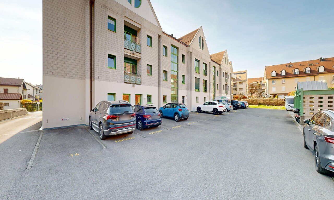 extérieur du bâtiment avec day time et parking