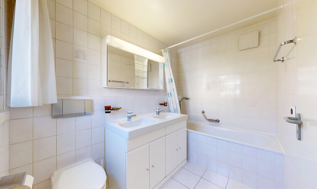 salle de bains avec salle de bain complète, double vasque, tile wall, mur en carrelage, et light floor