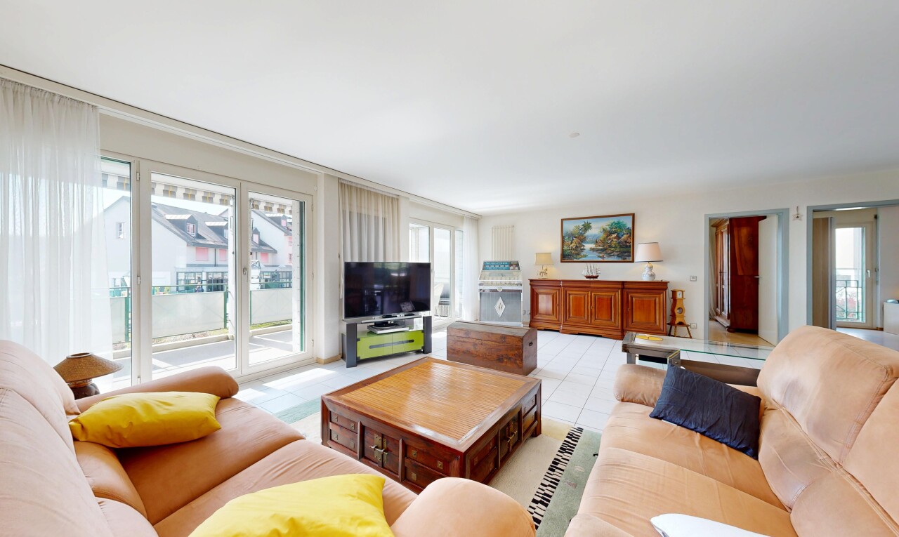 salon avec télévision, inside property, natural light, lumière naturelle, et drywall