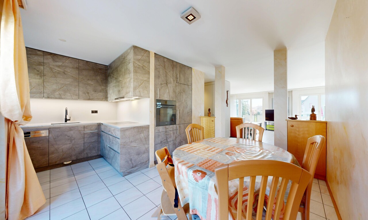 salle à manger avec light floor, inside property, natural light, lumière naturelle, et évier