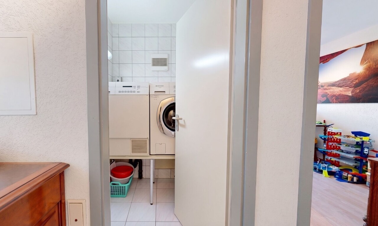 buanderie avec lave-linge et sèche-linge, buanderie, light floor, tile floor, et sol en carrelage