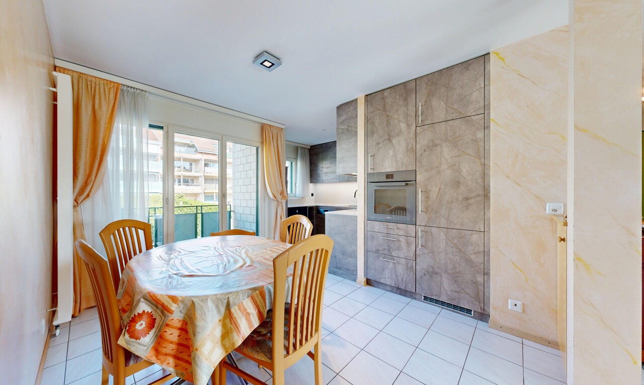 salle à manger avec natural light, lumière naturelle, inside property, tile floor, et sol en carrelage