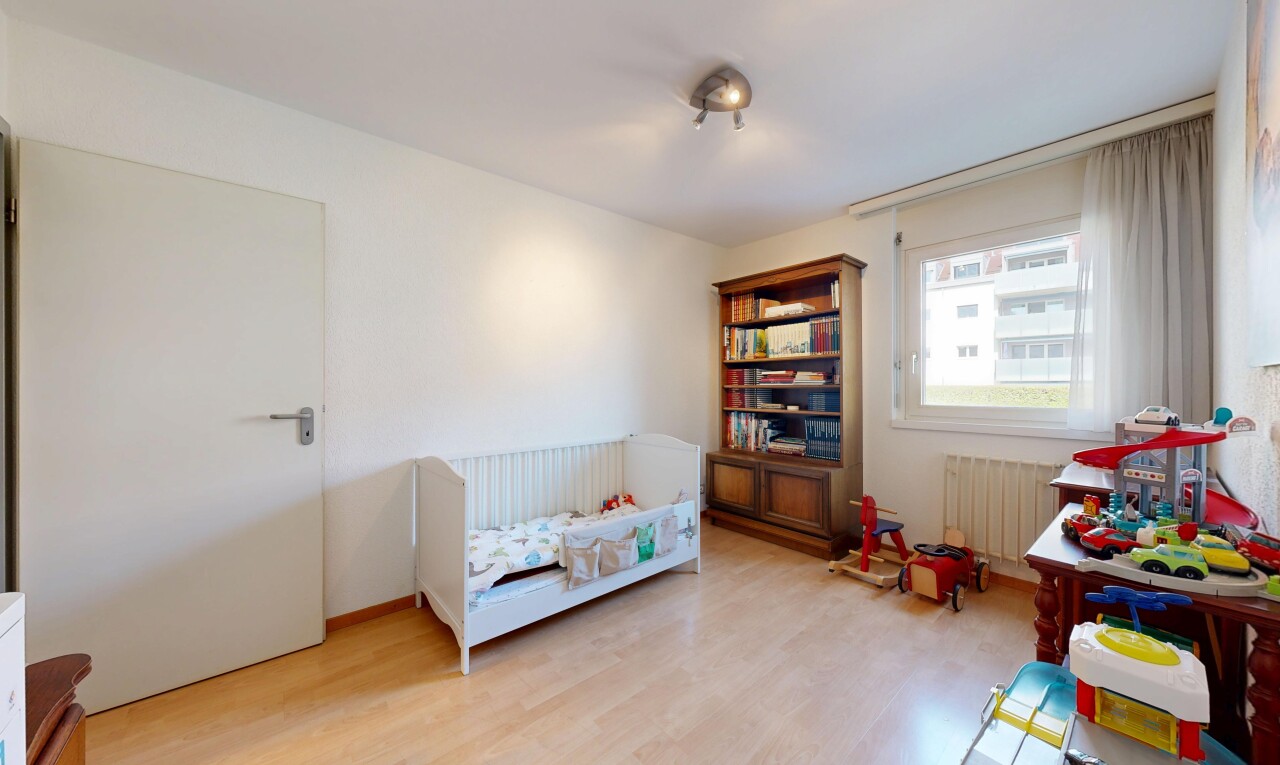 salon avec natural light, lumière naturelle, wood finish floor, sol en finition bois, et inside property