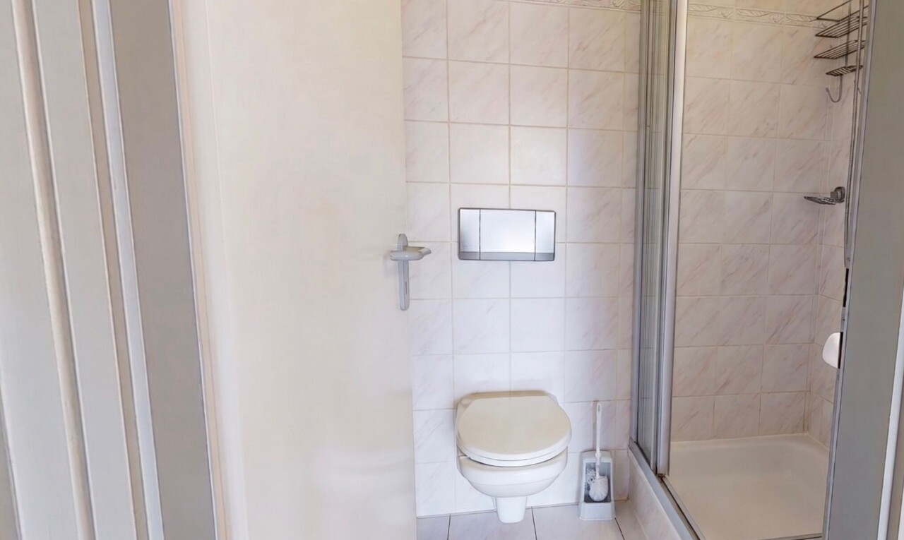 salle de bains avec tile floor, sol en carrelage, douche, salle de bain complète, et tile wall