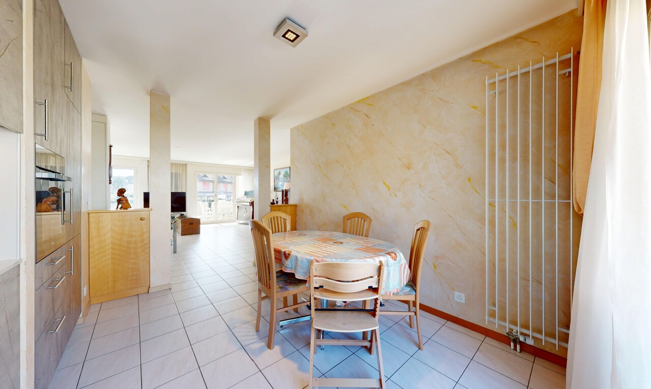 salle à manger avec natural light, lumière naturelle, inside property, light floor, et tile floor