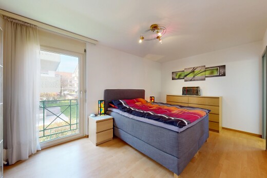 chambre avec accès à l'extérieur, wood finish floor, sol en finition bois, drywall, et cloison sèche