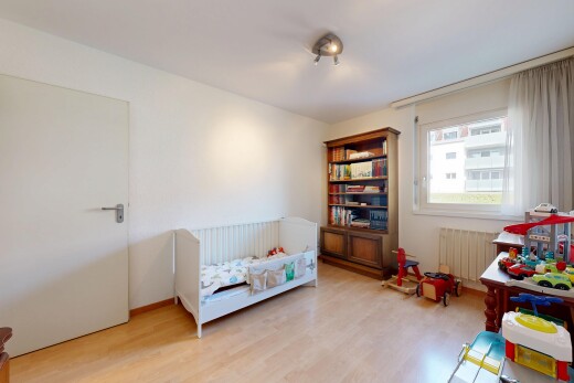 salon avec natural light, lumière naturelle, wood finish floor, sol en finition bois, et inside property