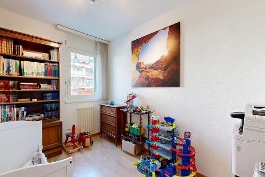 chambre avec natural light, lumière naturelle, radiateur, inside property, et light floor