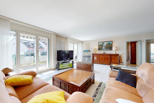 salon avec télévision, inside property, natural light, lumière naturelle, et drywall