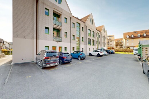 extérieur du bâtiment avec day time et parking