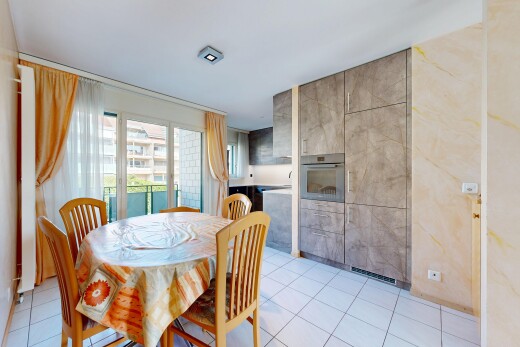 salle à manger avec natural light, lumière naturelle, inside property, tile floor, et sol en carrelage
