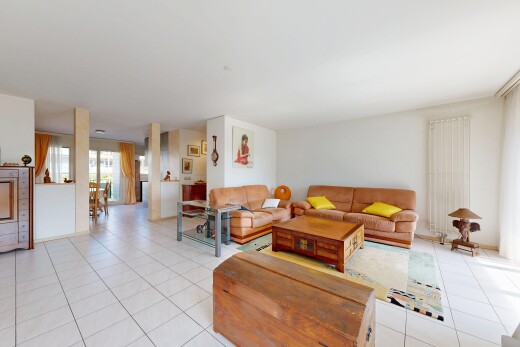 salon avec inside property, lumière naturelle, natural light, sol en carrelage, et tile floor