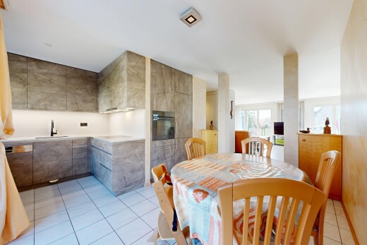 salle à manger avec light floor, inside property, natural light, lumière naturelle, et évier
