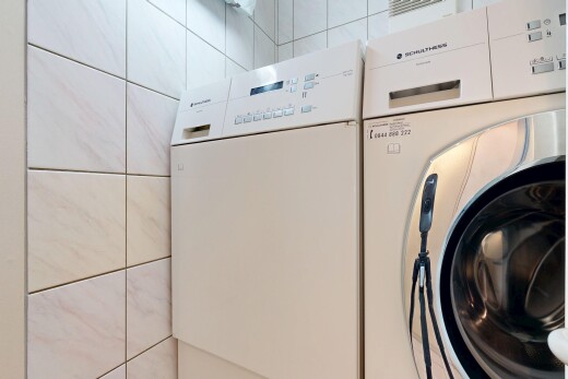 buanderie avec lave-linge et sèche-linge et inside community