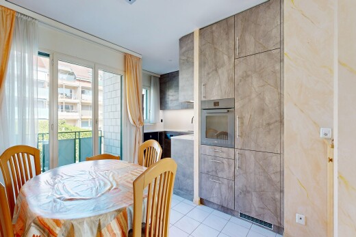 salle à manger avec lumière naturelle, natural light, inside property, sol en carrelage, et tile floor