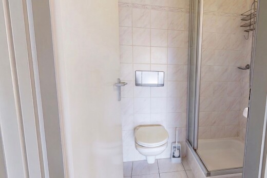 salle de bains avec tile floor, sol en carrelage, douche, salle de bain complète, et tile wall