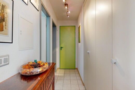 couloir avec inside property, light floor, sol en carrelage, tile floor, et cloison sèche