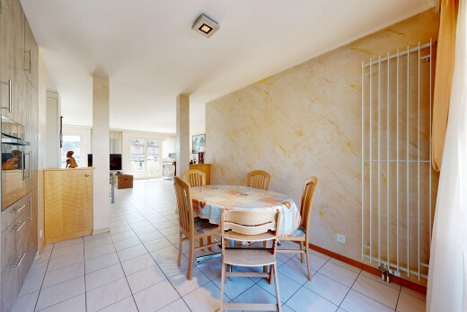 salle à manger avec natural light, lumière naturelle, inside property, light floor, et tile floor