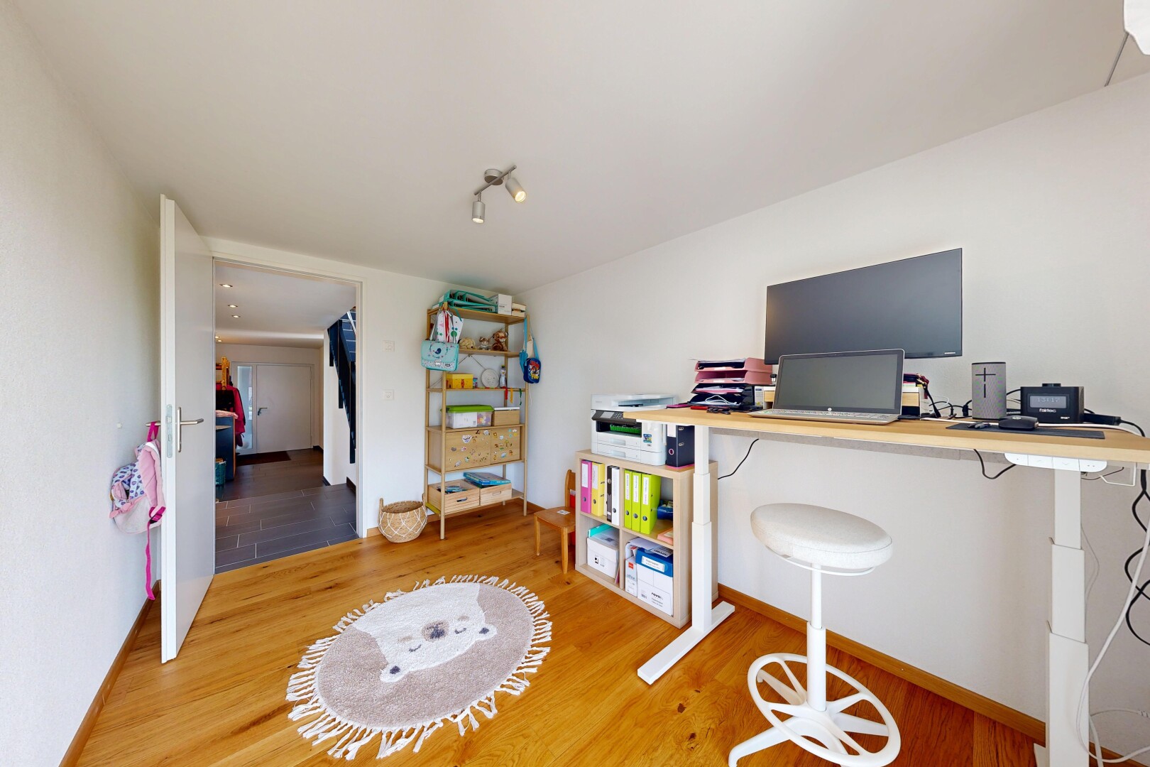büro mit holzfußboden, wood finish floor, gipskartonwand, drywall, und fernseher