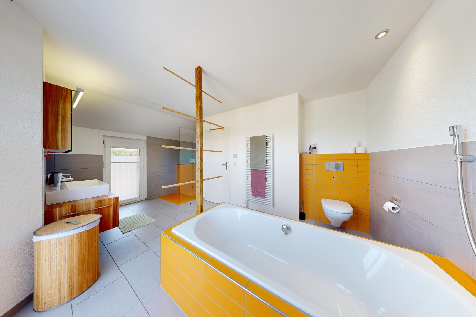 bad mit komplettes badezimmer, bad, tile floor, fliesenboden, und schminktisch