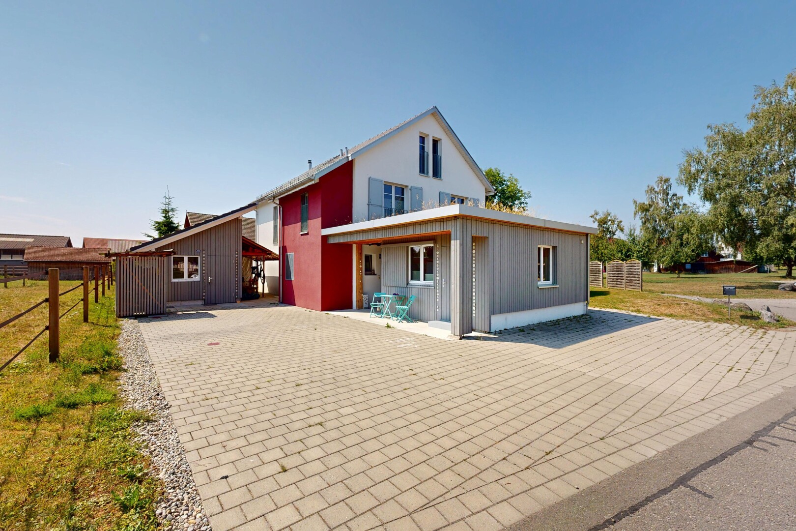 außenansicht mit property visible, vertikale verkleidung, day time, und parkplatz