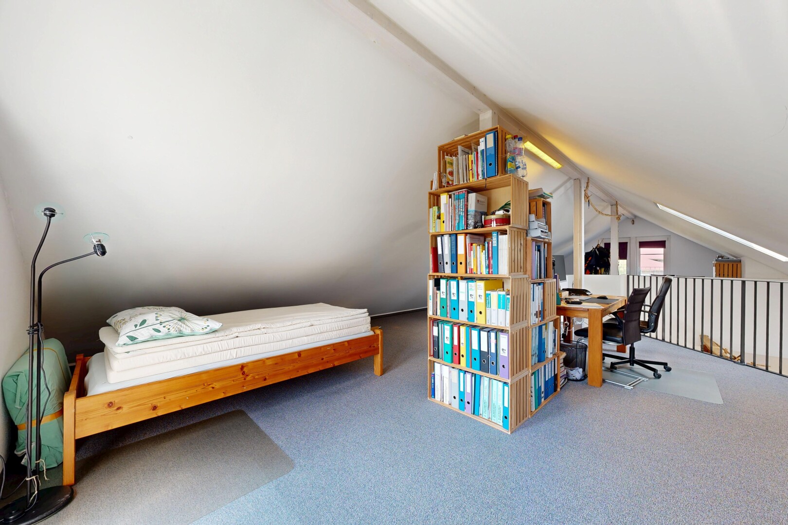 zimmer / schlafzimmer mit carpet, teppich, vaulted ceiling, dachschräge, und bürobereich