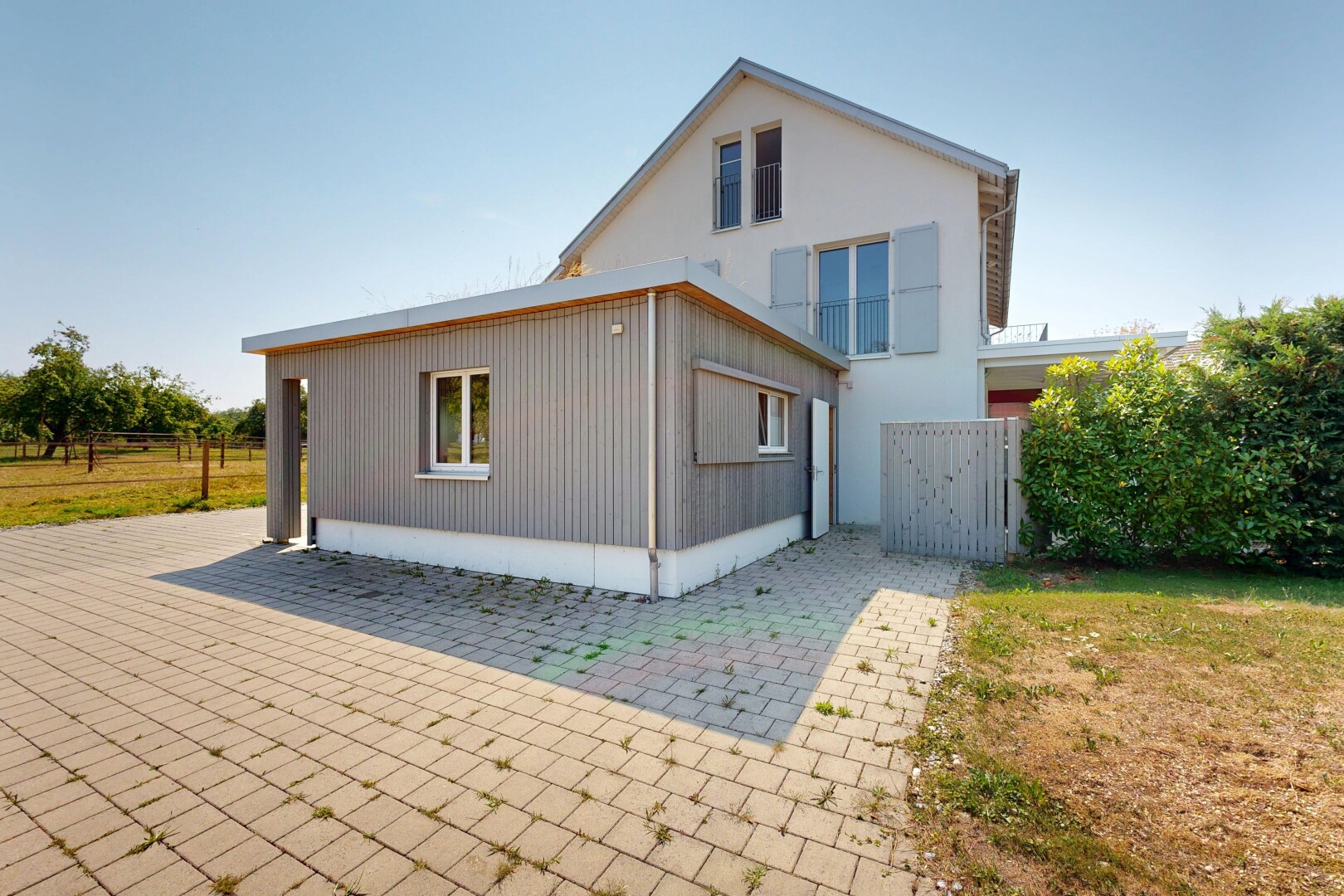 außenansicht mit property visible, vertikale verkleidung, day time, from property, und zaun