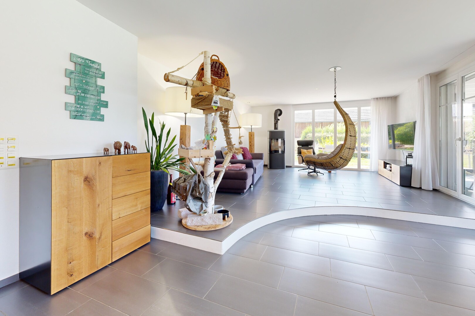 wohnzimmer mit fernseher, gipskartonwand, und drywall