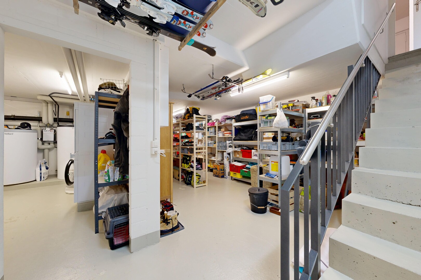 vorratskammer mit tumbler und treppen