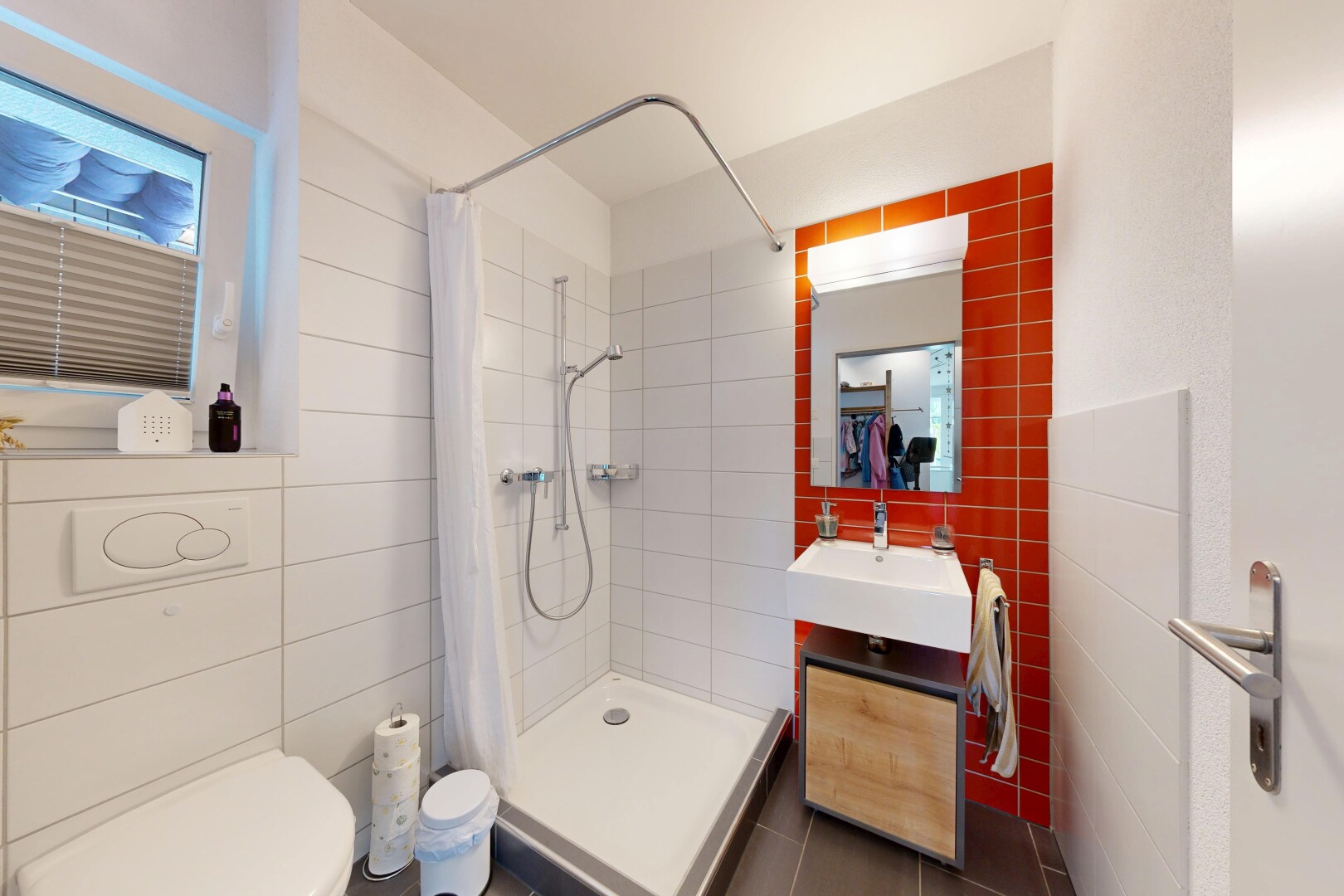bad mit komplettes badezimmer, dusche, spiegel, schminktisch, und tile wall