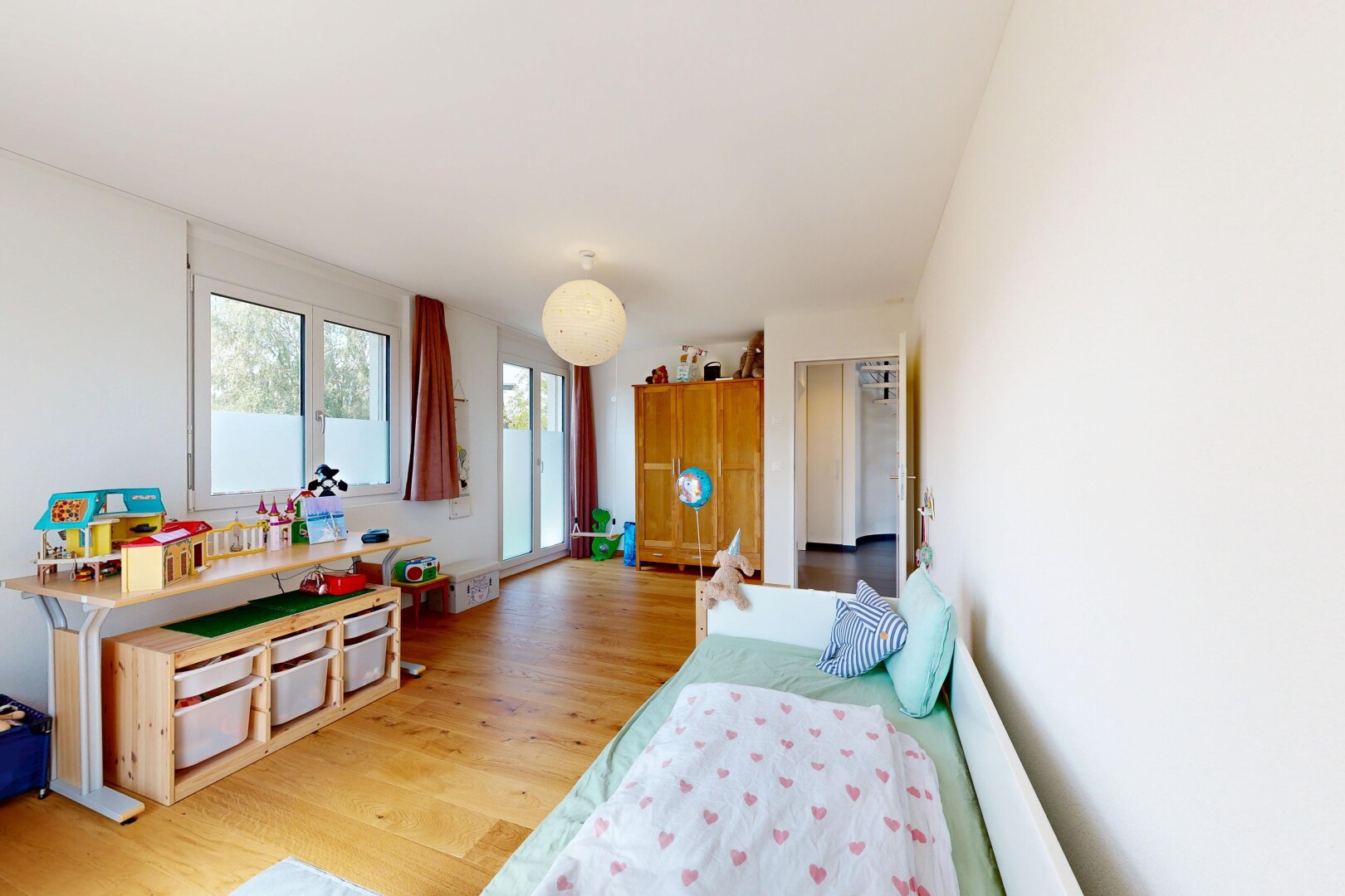 zimmer / schlafzimmer mit wood finish floor, holzfußboden, drywall, gipskartonwand, und inside property