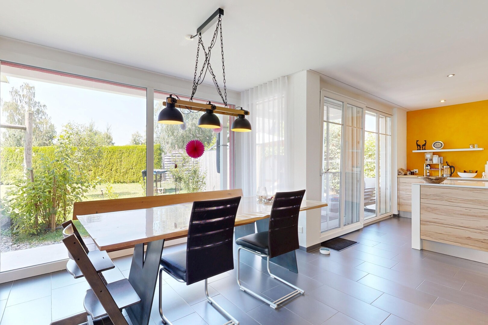 esszimmer mit inside property, dark floor, drywall, und gipskartonwand