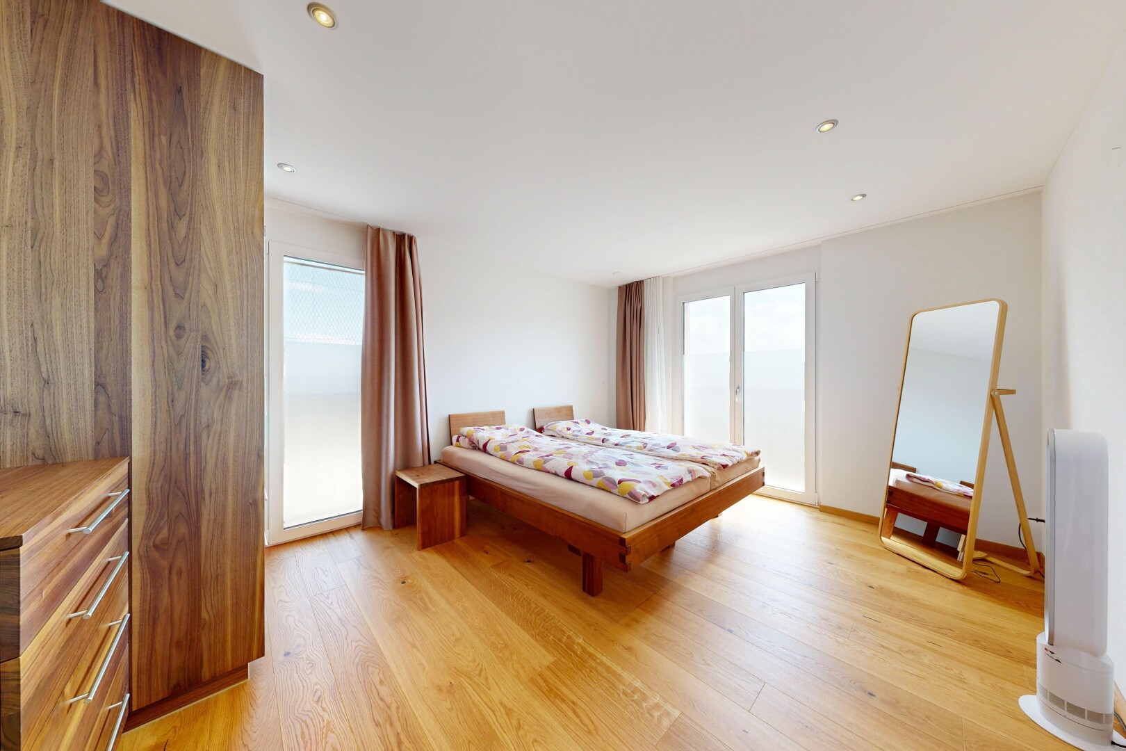 zimmer / schlafzimmer mit wood finish floor, holzfußboden, einbauleuchten, light floor, und drywall