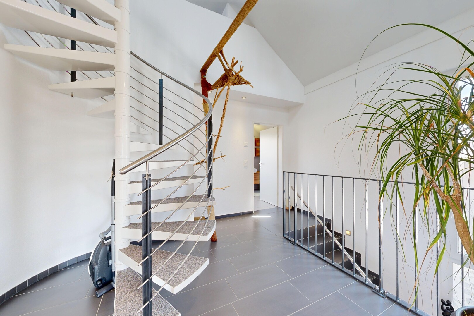 treppe mit treppen, drywall, gipskartonwand, high ceiling, und hohe decke