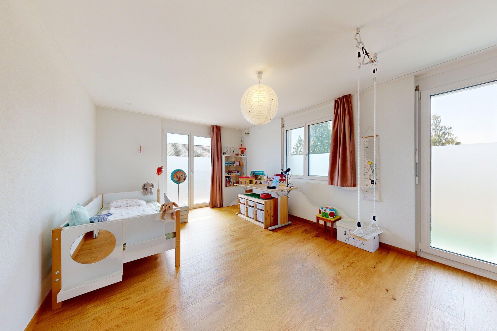 zimmer / schlafzimmer mit außenzugang, holzfußboden, wood finish floor, gipskartonwand, und drywall