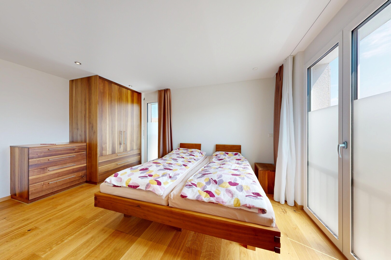 zimmer / schlafzimmer mit holzfußboden, wood finish floor, gipskartonwand, drywall, und light floor