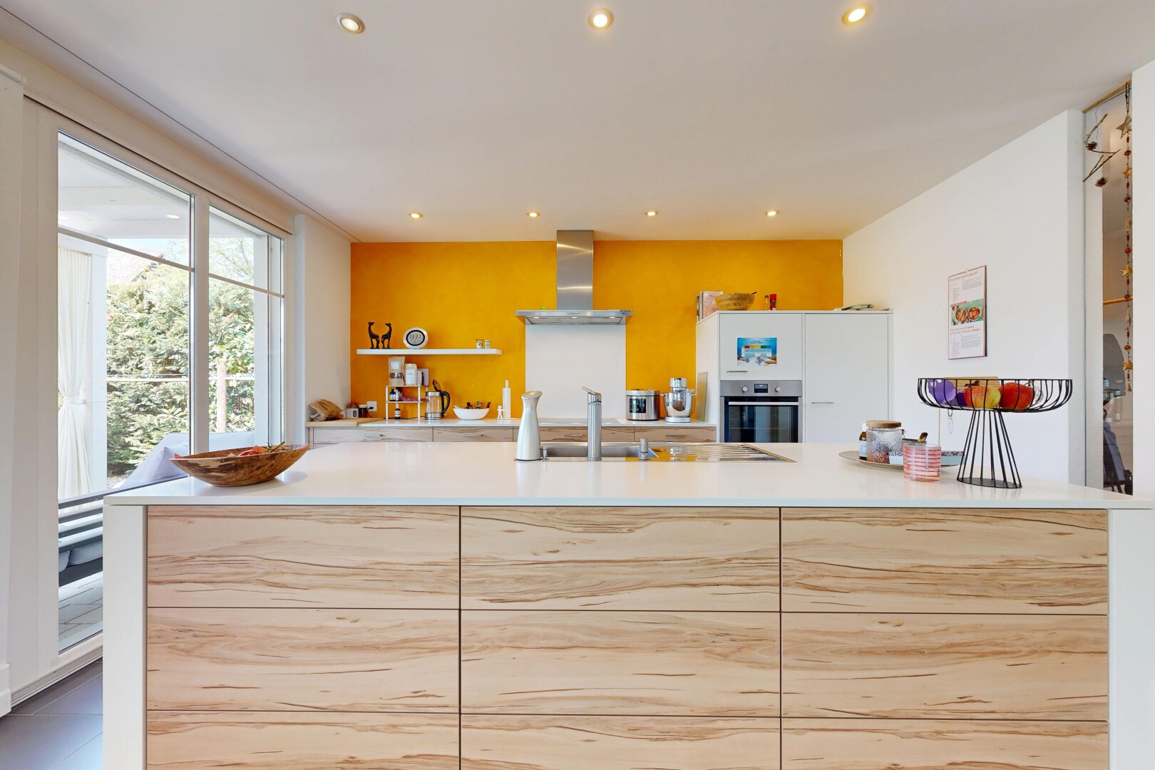 küche mit light brown cabinets, hellbraune schränke, dunstabzugshaube, light countertops, und drywall