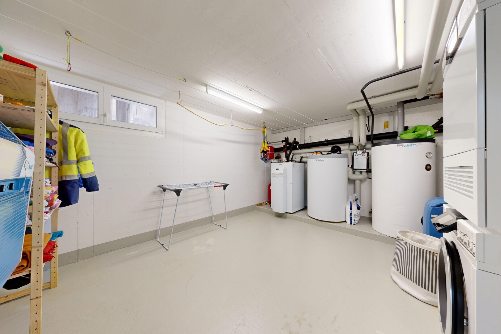 wäschekammer mit tumbler, keller, wasserkocher, concrete floor, und betonboden