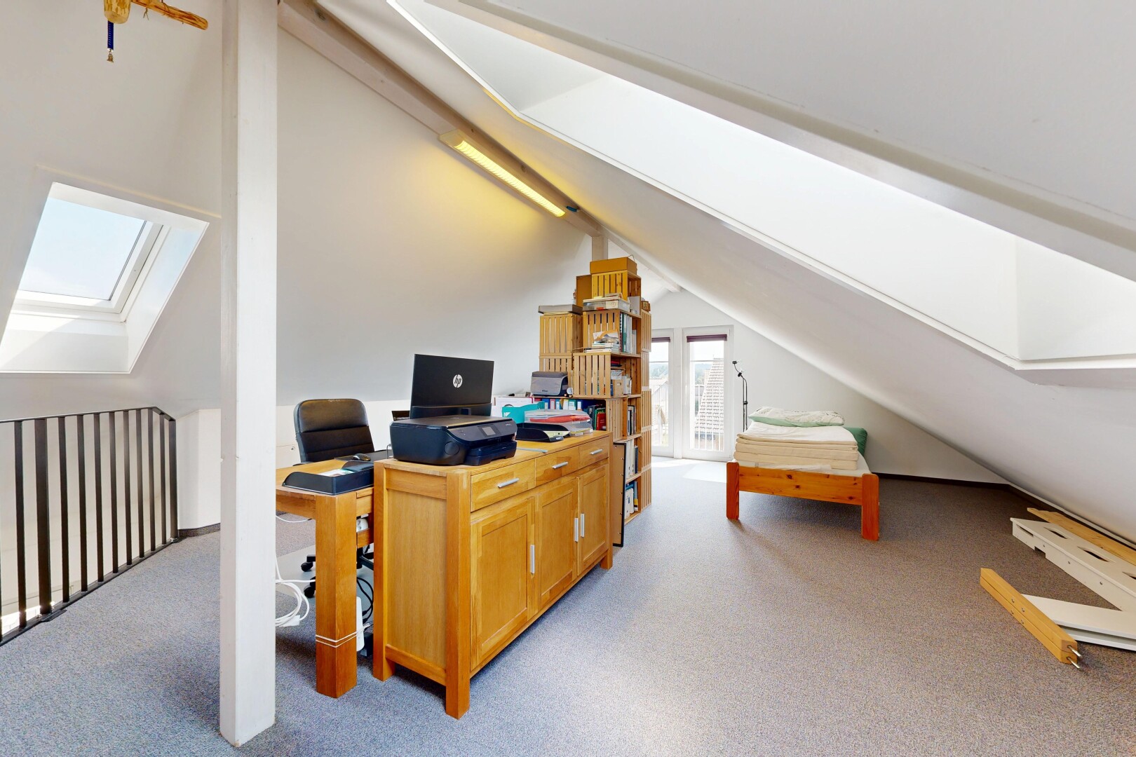 büro mit dachfenster, carpet, teppich, vaulted ceiling, und dachschräge