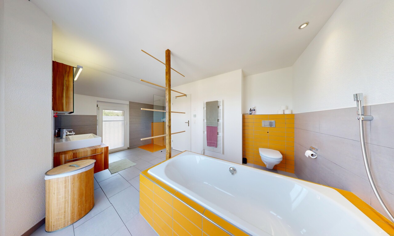 bad mit komplettes badezimmer, bad, tile floor, fliesenboden, und schminktisch