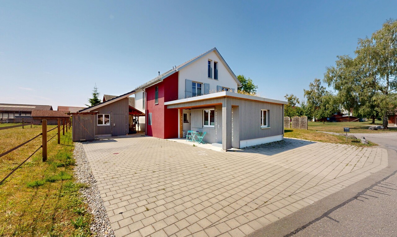 außenansicht mit property visible, vertikale verkleidung, day time, und parkplatz