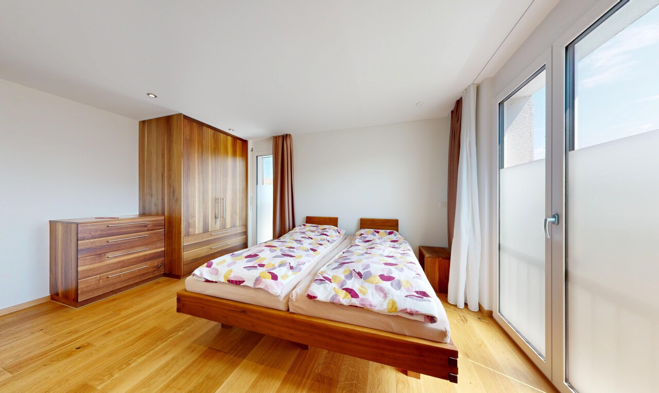 zimmer / schlafzimmer mit holzfußboden, wood finish floor, gipskartonwand, drywall, und light floor