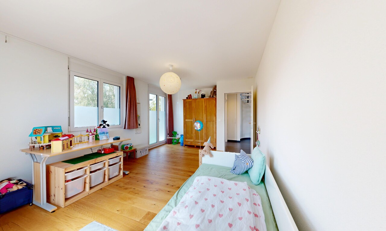 zimmer / schlafzimmer mit wood finish floor, holzfußboden, drywall, gipskartonwand, und inside property